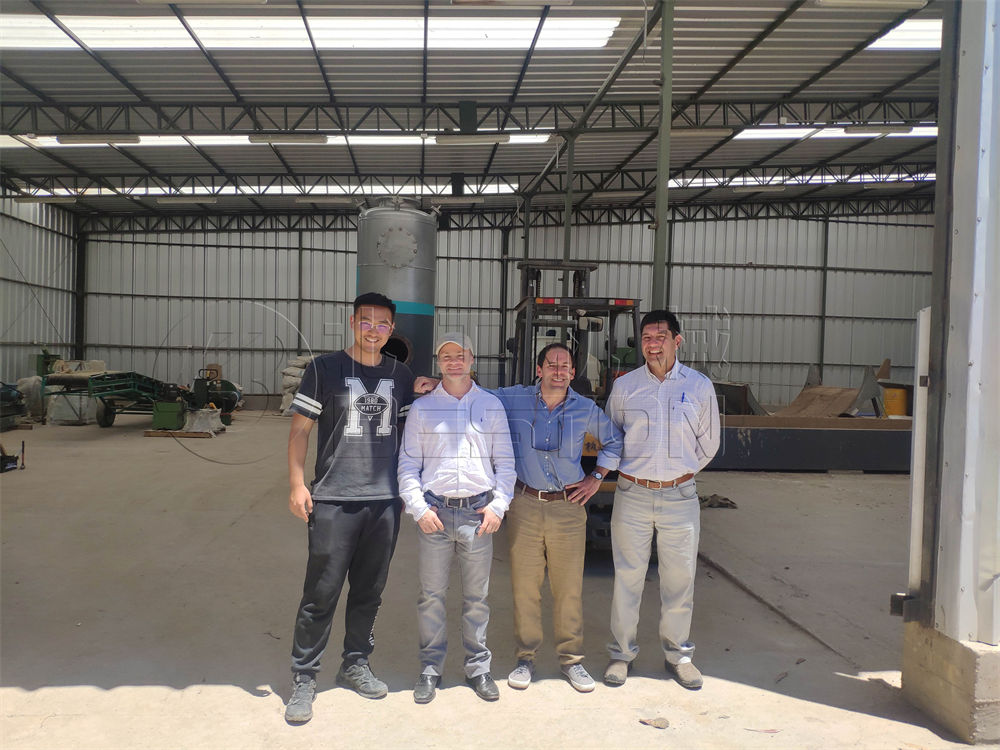 智利16噸廢舊輪胎煉油設(shè)備安裝現(xiàn)場第1張